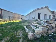 MAISON DE PLAIN-PIED DE 90 M2, TERRAIN 1000 M2, 3 CHAMBRES, GARAGE, CONSTRUCTION 2024, CLIM RÉVERSIBLE, DOUBLE VITRAGE PVC + VOLETS ROULANTS ÉLECTRIQUES, TOUT-À-L'ÉGOUT, FIBRE OPTIQUE, CELLIER