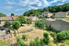 MAISON MITOYENNE DE 78 M2, TERRAIN CLOS DE 950 M2, 3 CHAMBRES, FOUR À PAIN, 260 M2 DE DÉPENDANCES, BALCON FORÉZIEN, DOUBLE VITRAGE BOIS