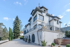 Fully renovated 255 m² bourgeois house, enclosed and wooded grounds of 4,303 m² (with space for a swimming pool), 3 garages, terrace, jacuzzi