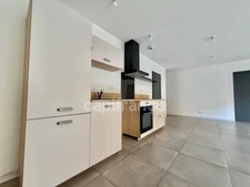 MAISON DE PLAIN-PIED DE 90 M2, TERRAIN CLOS 1000 M2, 3 CHAMBRES, GARAGE, CONSTRUCTION 2024, CLIM RÉVERSIBLE, DOUBLE VITRAGE PVC + VOLETS ROULANTS ÉLECTRIQUES, TOUT-À-L'ÉGOUT, FIBRE OPTIQUE, CELLIER