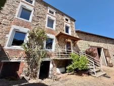 MAISON EN PIERRE DE 100 M2, 3 CHAMBRES, TERRAIN ATTENANT DE 371 M2 + 2450 M2 INDÉPENDANT, 200 M2 DE DÉPENDANCES, CAVES, FIBRE OPTIQUE, DOUBLE VITRAGE PVC AVEC VOLETS ROULANTS SOLAIRES, TOUT-À-L'ÉGOUT