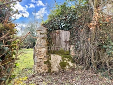 MAISON PLAIN-PIED DE 135 M2, TERRAIN ARBORÉ DE 5 675 M2, 4 CHAMBRES, DÉPENDANCES, VUE DÉGAGÉE, FIBRE, TF 547€, PUITS, MARE, FOUR À PAIN