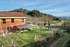 MAISON DE 220 M2, RÉNOVÉE EN 2014, TERRAIN DE 6 HA, 4 CHAMBRES, SALLE DE JEUX, 3 PUITS, ÉTANG, ASSAINISSEMENT AUX NORMES À VENIR, POMPE À CHALEUR DE 2016 AVEC CHAUFFAGE AU SOL, FIBRE OPTIQUE