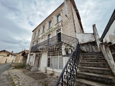 MAISON À RÉNOVER DE 480 M2 SUR 4 NIVEAUX, TERRAIN DE 623 M2, DÉPENDANCES, PROXIMITÉ DES COMMERCES