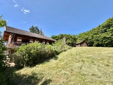 CHALET DE 220 M2, TERRAIN DE 2 668 M2, 4 CHAMBRES, COMBLES AMÉNAGEABLES DE 96 M2, VÉRANDA, VUE PANORAMIQUE, 125 M2 DE SOUS-SOL, GARAGE INDÉPENDANT DE 40 M2, TRAVAUX À PRÉVOIR