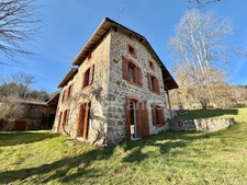 MAISON EN PIERRE DE 140 M2 ENTIÈREMENT À RÉNOVER, TERRAIN DE 8180 M2, 4 CHAMBRES, 155 M2 DE DÉPENDANCES, FOUR À PAIN, SOURCE, COUVERTURE DE 2019 POUR L'HABITATION, FAÇADE DE 2012, CAVE VOÛTÉE