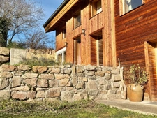 MAISON DE 220 M2, RÉNOVÉE EN 2014, TERRAIN DE 6 HA, 4 CHAMBRES, SALLE DE JEUX, 3 PUITS, ÉTANG, ASSAINISSEMENT AUX NORMES À VENIR, POMPE À CHALEUR DE 2016 AVEC CHAUFFAGE AU SOL, FIBRE OPTIQUE