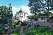 Fully renovated 255 m² bourgeois house, enclosed and wooded grounds of 4,303 m² (with space for a swimming pool), 3 garages, terrace, jacuzzi