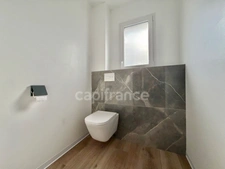 MAISON DE PLAIN-PIED DE 90 M2, TERRAIN CLOS 1000 M2, 3 CHAMBRES, GARAGE, CONSTRUCTION 2024, CLIM RÉVERSIBLE, DOUBLE VITRAGE PVC + VOLETS ROULANTS ÉLECTRIQUES, TOUT-À-L'ÉGOUT, FIBRE OPTIQUE, CELLIER