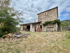 MAISON EN PIERRE DE 150 M2, 4 CHAMBRES, TERRAIN DE 2 000 M2 + 9 383 M2 EN FERMAGE, COMBLES AMÉNAGEABLES DE 75 M2, PUITS, GARAGE DE 40 M2, FIBRE OPTIQUE, CAVES, GROS TRAVAUX À PRÉVOIR