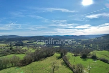 MAISON SUR SOUS-SOL DE 185 M2, À RÉNOVER, TERRAIN DE 1 764 M2, 5 CHAMBRES, VUE REMARQUABLE, 2 GARAGES, HAMEAU PAISIBLE, SOURCE, BEAU POTENTIEL