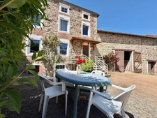 MAISON DE BOURG DE 100 M2, 3 CHAMBRES, TERRAIN ATTENANT DE 371 M2 + 2450 M2 INDÉPENDANT, 200 M2 DE DÉPENDANCES, CAVES, FIBRE OPTIQUE, DOUBLE VITRAGE PVC AVEC VOLETS ROULANTS SOLAIRES, TOUT-À-L'ÉGOUT