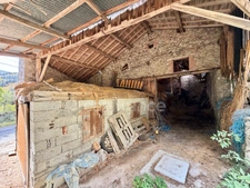 MAISON ENTIÈREMENT À RÉNOVER DE 100 M2, TERRAIN DE 8 343 M2, 2 CHAMBRES, BUREAU, GRENIER AMÉNAGEABLES, ÉTANG, NOMBREUSES DÉPENDANCES, FIBRE, GROS TRAVAUX À PRÉVOIR