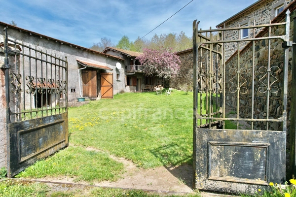 MAISON MITOYENNE ENTIÈREMENT À RÉNOVER DE 115 M2, TERRAIN DE 2 673 M2, 3 CHAMBRES, 220 M2 DE DÉPENDANCES, GROS TRAVAUX À PRÉVOIR, SOURCE, TF 241€