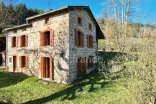 MAISON EN PIERRE DE 140 M2 ENTIÈREMENT À RÉNOVER, TERRAIN DE 8180 M2, 4 CHAMBRES, 155 M2 DE DÉPENDANCES, FOUR À PAIN, SOURCE, COUVERTURE DE 2019 POUR L'HABITATION, FAÇADE DE 2012, CAVE VOÛTÉE