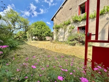 MAISON MITOYENNE DE 78 M2, TERRAIN CLOS DE 950 M2, 3 CHAMBRES, FOUR À PAIN, 260 M2 DE DÉPENDANCES, BALCON FORÉZIEN, DOUBLE VITRAGE BOIS
