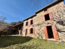 MAISON EN PIERRE DE 140 M2 ENTIÈREMENT À RÉNOVER, TERRAIN DE 8180 M2, 4 CHAMBRES, 155 M2 DE DÉPENDANCES, FOUR À PAIN, SOURCE, COUVERTURE DE 2019 POUR L'HABITATION, FAÇADE DE 2012, CAVE VOÛTÉE
