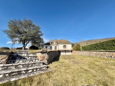 MAISON SUR SOUS-SOL DE 185 M2, À RÉNOVER, TERRAIN DE 1 764 M2, 5 CHAMBRES, VUE REMARQUABLE, 2 GARAGES, HAMEAU PAISIBLE, SOURCE, BEAU POTENTIEL