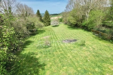MAISON MITOYENNE ENTIÈREMENT À RÉNOVER DE 115 M2, TERRAIN DE 2 673 M2, 3 CHAMBRES, 220 M2 DE DÉPENDANCES, GROS TRAVAUX À PRÉVOIR, SOURCE, TF 241€