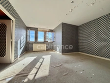 MAISON SUR SOUS-SOL DE 185 M2, À RÉNOVER, TERRAIN DE 1 764 M2, 5 CHAMBRES, VUE REMARQUABLE, 2 GARAGES, HAMEAU PAISIBLE, SOURCE, BEAU POTENTIEL