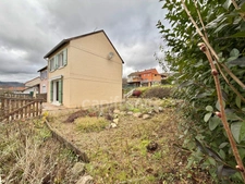 MAISON 75 M2, 3 CHAMBRES, 568 M2 DE TERRAIN CLOS, GARAGE, CAVE, ATELIER, DOUBLE VITRAGE PVC ET VOLETS ALU DE 2015, CHARPENTE/COUVERTURE OK, TF 743€