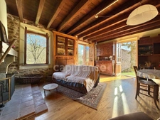 MAISON EN PIERRE DE 140 M2 ENTIÈREMENT À RÉNOVER, TERRAIN DE 8180 M2, 4 CHAMBRES, 155 M2 DE DÉPENDANCES, FOUR À PAIN, SOURCE, COUVERTURE DE 2019 POUR L'HABITATION, FAÇADE DE 2012, CAVE VOÛTÉE