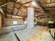 MAISON DE BOURG DE 100 M2, 3 CHAMBRES, TERRAIN ATTENANT DE 371 M2 + 2450 M2 INDÉPENDANT, 200 M2 DE DÉPENDANCES, CAVES, FIBRE OPTIQUE, DOUBLE VITRAGE PVC AVEC VOLETS ROULANTS SOLAIRES, TOUT-À-L'ÉGOUT