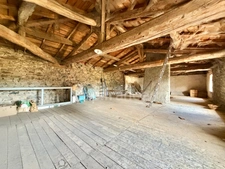 MAISON EN PIERRE DE 150 M2, 4 CHAMBRES, TERRAIN DE 2 000 M2 + 9 383 M2 EN FERMAGE, COMBLES AMÉNAGEABLES DE 75 M2, PUITS, GARAGE DE 40 M2, FIBRE OPTIQUE, CAVES, GROS TRAVAUX À PRÉVOIR