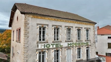 MAISON À RÉNOVER DE 480 M2 SUR 4 NIVEAUX, TERRAIN DE 623 M2, DÉPENDANCES, PROXIMITÉ DES COMMERCES