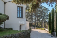 Fully renovated 255 m² bourgeois house, enclosed and wooded grounds of 4,303 m² (with space for a swimming pool), 3 garages, terrace, jacuzzi