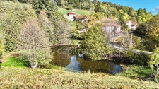 MAISON ENTIÈREMENT À RÉNOVER DE 100 M2, TERRAIN DE 8 343 M2, 2 CHAMBRES, BUREAU, GRENIER AMÉNAGEABLES, ÉTANG, NOMBREUSES DÉPENDANCES, FIBRE, GROS TRAVAUX À PRÉVOIR