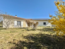 MAISON DE PLAIN-PIED DE 115 M2, TERRAIN DE 1 196 M2, 3 CHAMBRES, GARAGE DE 31 M2, CONSTRUCTION DE 2009, FIBRE OPTIQUE, SÉJOUR DE 48 M2, PANNEAUX PHOTOVOLTAIQUES