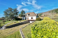 MAISON SUR SOUS-SOL DE 185 M2, À RÉNOVER, TERRAIN DE 1 764 M2, 5 CHAMBRES, VUE REMARQUABLE, 2 GARAGES, HAMEAU PAISIBLE, SOURCE, BEAU POTENTIEL