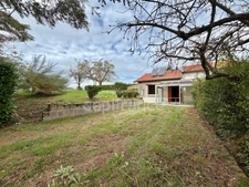 MAISON À RÉNOVER DE 75 M2, 2 CHAMBRES, TERRAIN DE 4 500 M2, FIBRE OPTIQUE, GARAGE DE 35 M2, DÉPÔT DE 65 M2, VÉRANDA, 2 PUITS