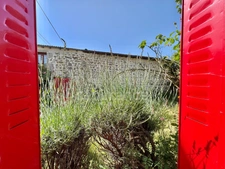 MAISON MITOYENNE DE 78 M2, TERRAIN CLOS DE 950 M2, 3 CHAMBRES, FOUR À PAIN, 260 M2 DE DÉPENDANCES, BALCON FORÉZIEN, DOUBLE VITRAGE BOIS