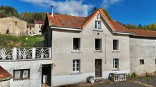 MAISON ENTIÈREMENT À RÉNOVER DE 100 M2, TERRAIN DE 8 343 M2, 2 CHAMBRES, BUREAU, GRENIER AMÉNAGEABLES, ÉTANG, NOMBREUSES DÉPENDANCES, FIBRE, GROS TRAVAUX À PRÉVOIR