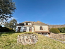 MAISON SUR SOUS-SOL DE 185 M2, À RÉNOVER, TERRAIN DE 1 764 M2, 5 CHAMBRES, VUE REMARQUABLE, 2 GARAGES, HAMEAU PAISIBLE, SOURCE, BEAU POTENTIEL