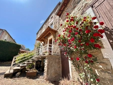 MAISON EN PIERRE DE 100 M2, 3 CHAMBRES, TERRAIN ATTENANT DE 371 M2 + 2450 M2 INDÉPENDANT, 200 M2 DE DÉPENDANCES, CAVES, FIBRE OPTIQUE, DOUBLE VITRAGE PVC AVEC VOLETS ROULANTS SOLAIRES, TOUT-À-L'ÉGOUT