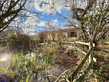 MAISON PLAIN-PIED DE 135 M2, TERRAIN ARBORÉ DE 5 675 M2, 4 CHAMBRES, DÉPENDANCES, VUE DÉGAGÉE, FIBRE, TF 547€, PUITS, MARE, FOUR À PAIN