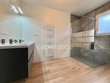 MAISON DE PLAIN-PIED DE 90 M2, TERRAIN CLOS 1000 M2, 3 CHAMBRES, GARAGE, CONSTRUCTION 2024, CLIM RÉVERSIBLE, DOUBLE VITRAGE PVC + VOLETS ROULANTS ÉLECTRIQUES, TOUT-À-L'ÉGOUT, FIBRE OPTIQUE, CELLIER