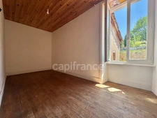 MAISON MITOYENNE DE 50 M2, TERRAIN DE 86 M2, UNE CHAMBRE ET UN BUREAU, FIBRE, DOUBLE VITRAGE DE 2009, TOUT-À-L'ÉGOUT, COUVERTURE DE 2010, UN GRENIER de 30 M2, TF 152€