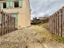 MAISON 75 M2, 3 CHAMBRES, 568 M2 DE TERRAIN CLOS, GARAGE, CAVE, ATELIER, DOUBLE VITRAGE PVC ET VOLETS ALU DE 2015, CHARPENTE/COUVERTURE OK, TF 743€