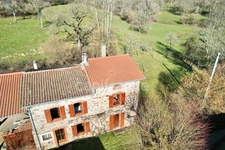 MAISON EN PIERRE DE 140 M2 ENTIÈREMENT À RÉNOVER, TERRAIN DE 8180 M2, 4 CHAMBRES, 155 M2 DE DÉPENDANCES, FOUR À PAIN, SOURCE, COUVERTURE DE 2019 POUR L'HABITATION, FAÇADE DE 2012, CAVE VOÛTÉE