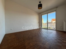 APPARTEMENT T1 27 M2, CENTRE VILLE, PROCHE IUT, BALCON, CAVE, 1ER ÉTAGE AVEC ASCENSEUR, LUMINEUX.