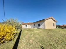 MAISON DE PLAIN-PIED DE 115 M2, TERRAIN DE 1 196 M2, 3 CHAMBRES, GARAGE DE 31 M2, CONSTRUCTION DE 2009, FIBRE OPTIQUE, SÉJOUR DE 48 M2, PANNEAUX PHOTOVOLTAIQUES