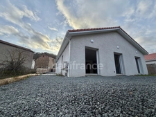 MAISON DE PLAIN-PIED DE 90 M2, TERRAIN CLOS 1000 M2, 3 CHAMBRES, GARAGE, CONSTRUCTION 2024, CLIM RÉVERSIBLE, DOUBLE VITRAGE PVC + VOLETS ROULANTS ÉLECTRIQUES, TOUT-À-L'ÉGOUT, FIBRE OPTIQUE, CELLIER