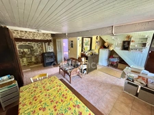 MAISON MITOYENNE DE 78 M2, TERRAIN CLOS DE 950 M2, 3 CHAMBRES, FOUR À PAIN, 260 M2 DE DÉPENDANCES, BALCON FORÉZIEN, DOUBLE VITRAGE BOIS