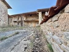 MAISON EN PIERRE DE 50 M2, CHARPENTE NEUVE, PUITS, FOUR À PAINS, 120 M2 DE DÉPENDANCES, TERRAIN DE 405 M2