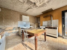 MAISON ENTIÈREMENT À RÉNOVER DE 100 M2, TERRAIN DE 8 343 M2, 2 CHAMBRES, BUREAU, GRENIER AMÉNAGEABLES, ÉTANG, NOMBREUSES DÉPENDANCES, FIBRE, GROS TRAVAUX À PRÉVOIR