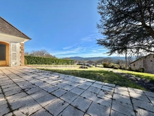 MAISON SUR SOUS-SOL DE 185 M2, À RÉNOVER, TERRAIN DE 1 764 M2, 5 CHAMBRES, VUE REMARQUABLE, 2 GARAGES, HAMEAU PAISIBLE, SOURCE, BEAU POTENTIEL